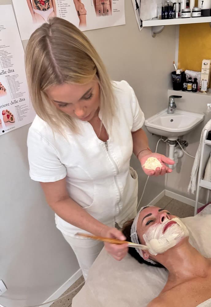 Applicazione maschera viso in cabina — Ma Belle Estetica