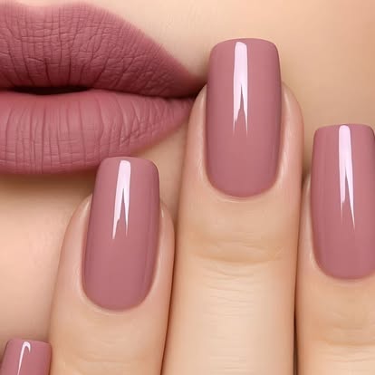 Unghie effetto mauve con labbra in tinta