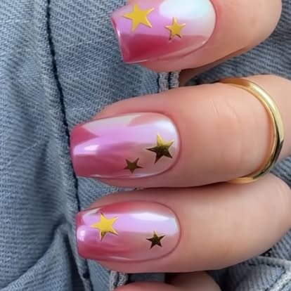 Nail art rosa iridescente con stelle dorate