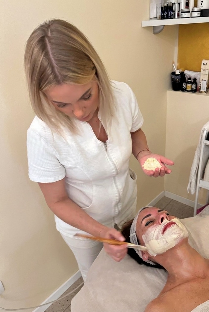 Natalia applica una maschera viso in cabina