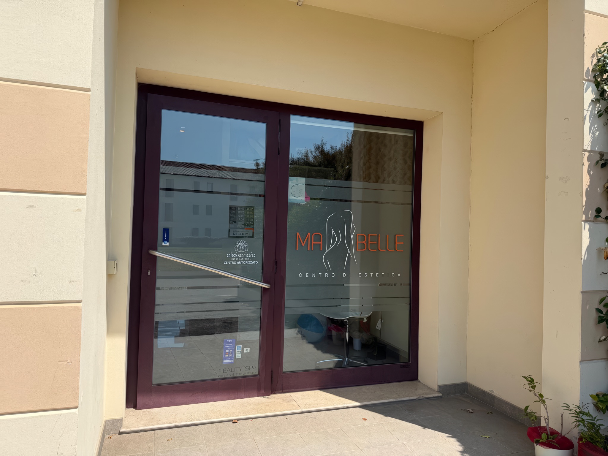 La porta d'ingresso del centro con il logo Ma Belle sulla vetrina