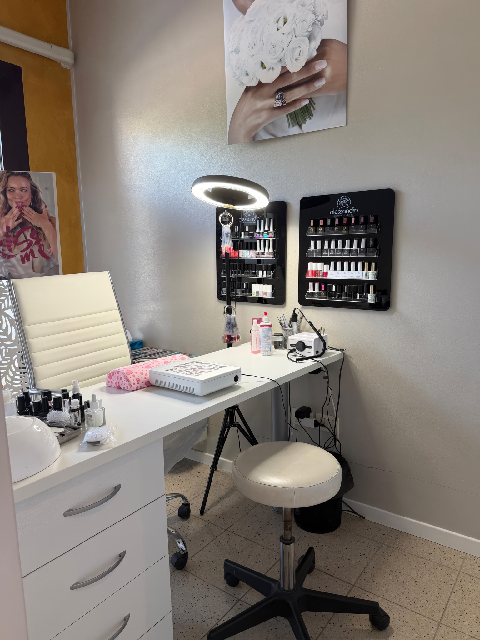 La postazione manicure con ring light e gli espositori di smalti professionali
