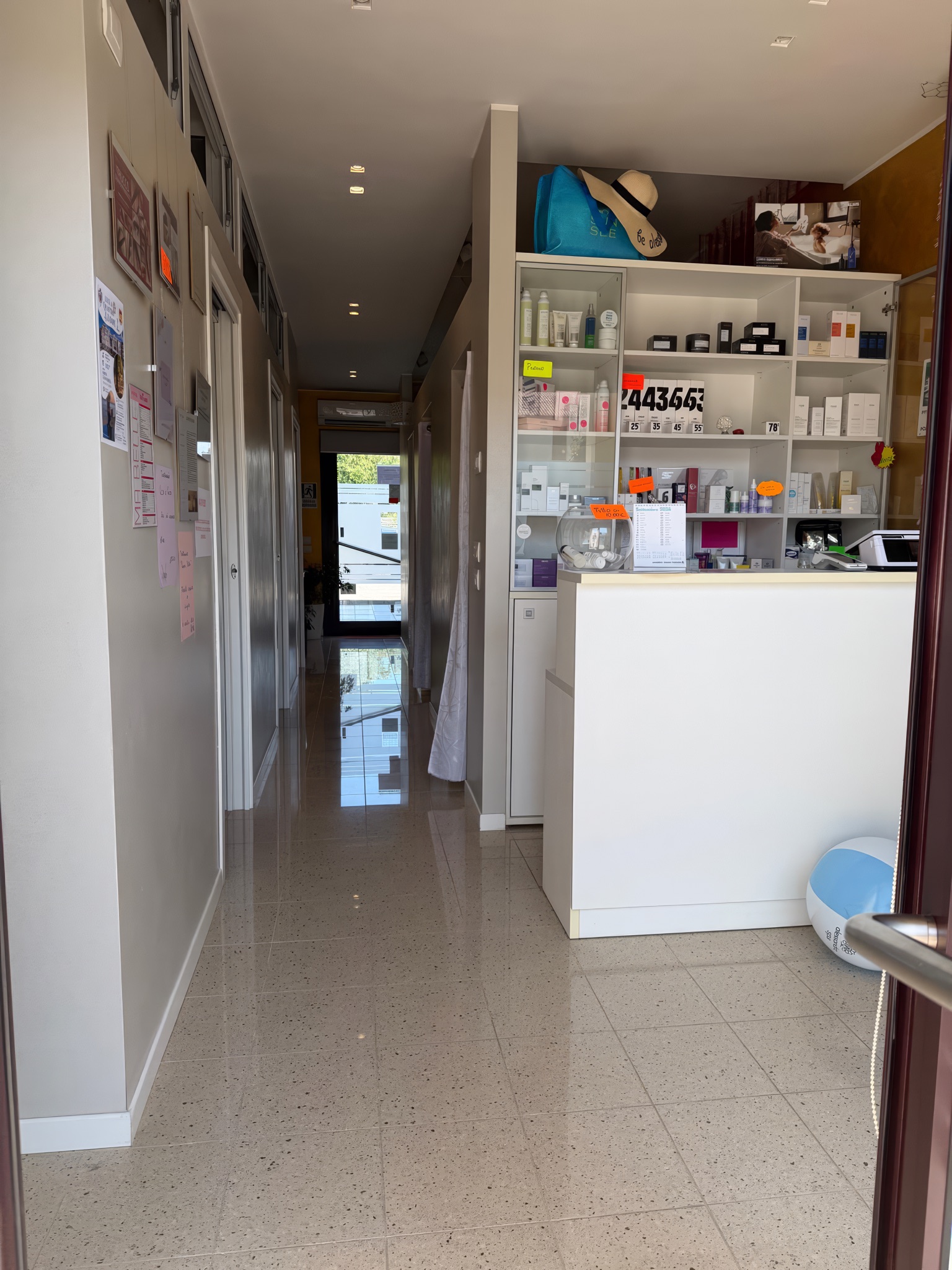 Il corridoio del centro con il pavimento lucido verso la porta d'ingresso